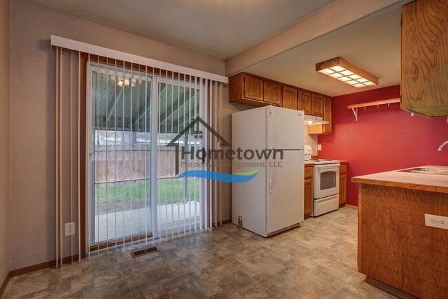 Building Photo - Very Nice 2 Bed Home with Fully Fenced Bac...