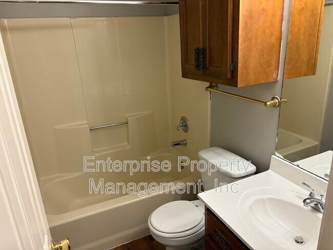 Building Photo - 3913 Oak Branch Cir E