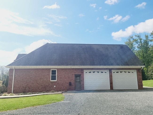Building Photo - Beautiful Brick Ranch in Campbell County