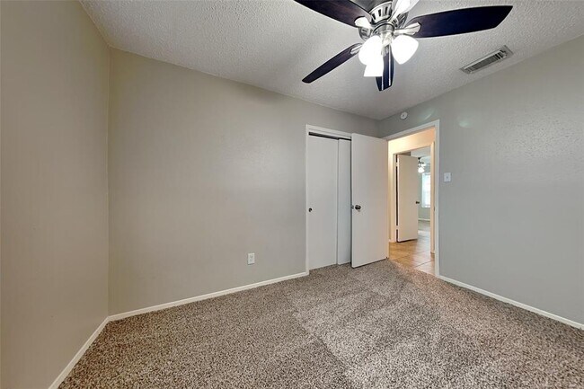 Building Photo - 18538 Spinney Ln