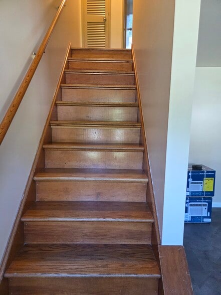 Wood steps leading to the 2nd floor bedrooms and bathroom. - 102 Stonecrest