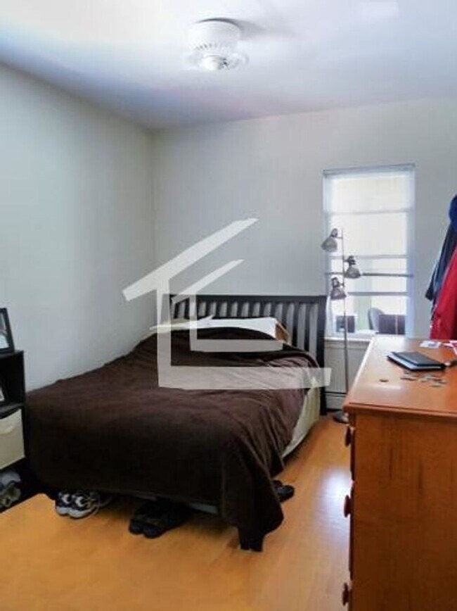 Building Photo - No Brokers Fee,  Parking Included, Laundry on a Site, Eat-in Kitchen