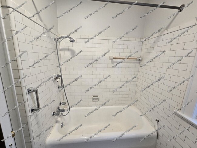 Building Photo - Charming 3 Bedroom Bungalow