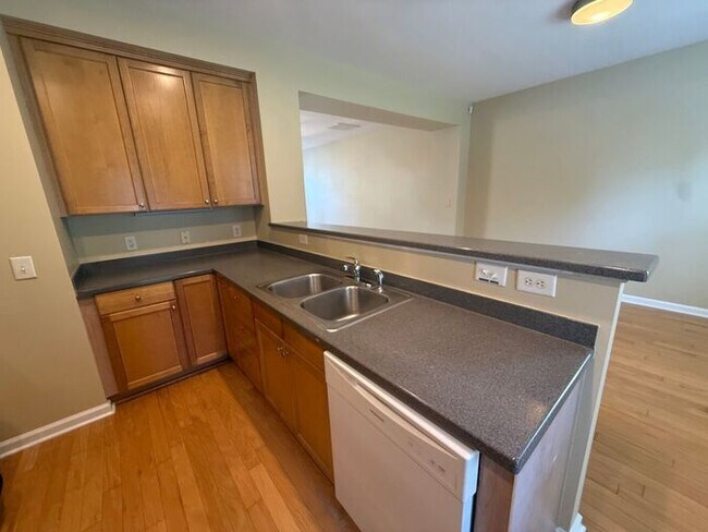 Building Photo - Spacious 3 bedroom 2.5 bath end unit townhome!