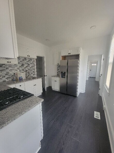 Building Photo - 1649 Dyre St