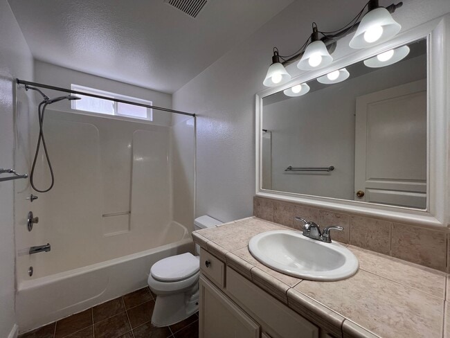 Building Photo - 3 Bedroom 2 Bath Home in Fernley
