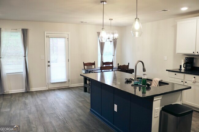 Building Photo - 204 River Meadow Dr