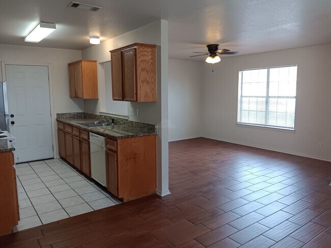 Building Photo - 914 McDaniel Cir