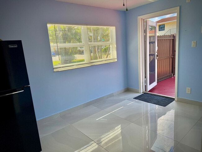 Building Photo - 707 NE 15th St