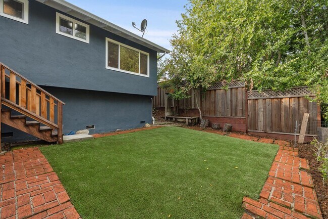 Building Photo - Updated Woodland Estates Home