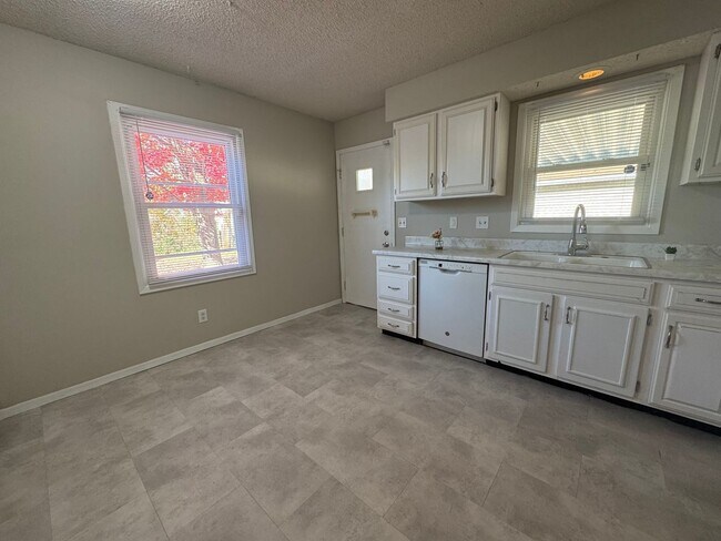 Building Photo - HOT PROPERTY ALERT! Your Dream Starter 3 Bedroom, 1 Bath Home in Springfield Awaits!