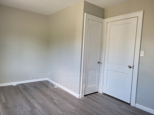 Building Photo - 200 Lewis St