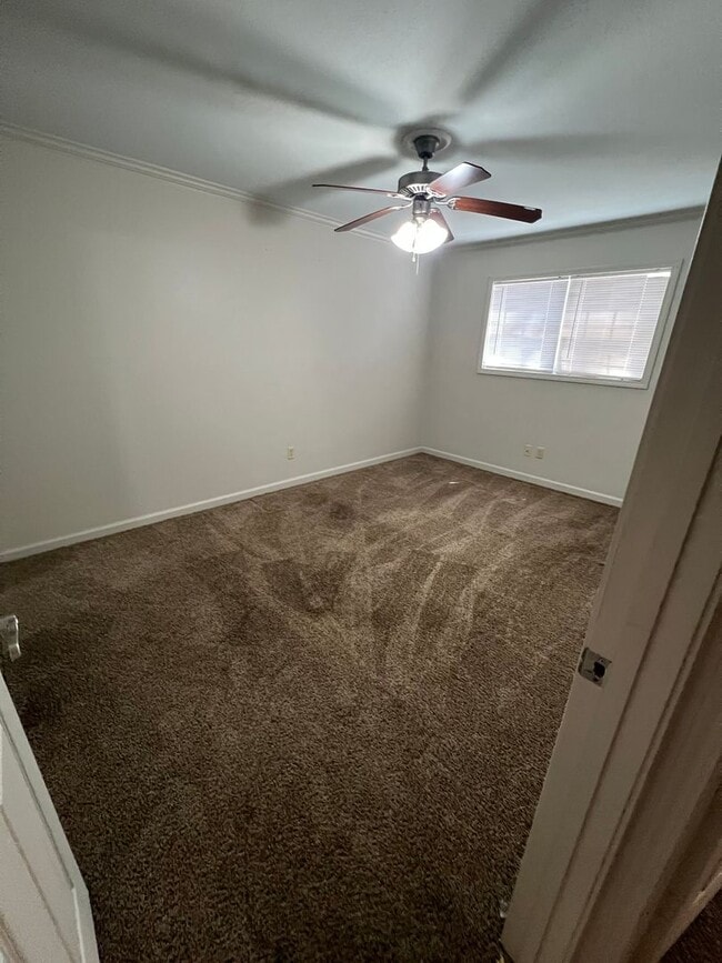 Building Photo - 2 Bedroom 1 Bath Apartment Close to Campus!