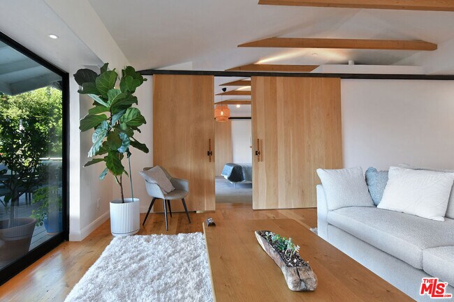 Building Photo - 2145 Linda Flora Dr