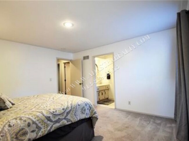 Building Photo - Adorable 3 Bed 2.5 Bath Duplex in Olathe-Available in JULY!!