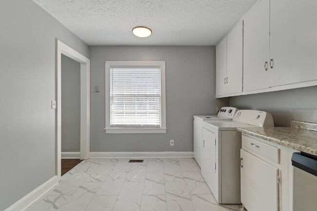 Building Photo - Freshly renovated duplex near Charlotte Av...