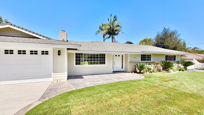 Building Photo - Lovely Single Story Home, Great Neighborhood, Amazing Yard Space, Close distance to Downtown Fall...