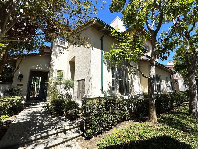 Building Photo - Beautiful 3Bd/2.5Ba Spacious Home in Tustin!