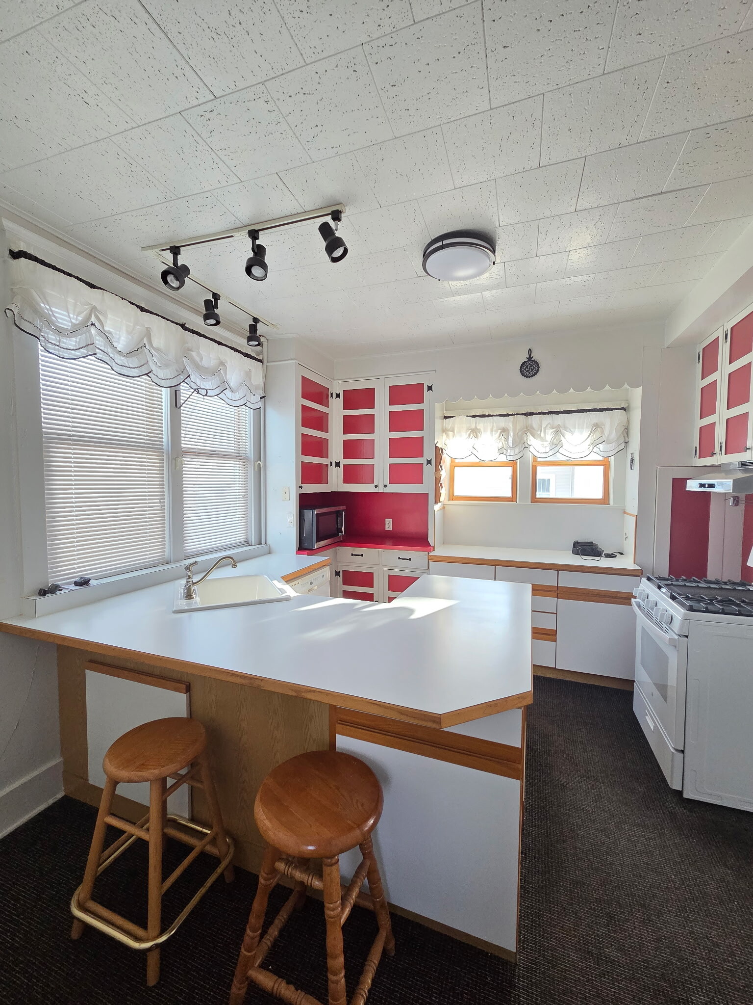 Kitchen 2 - 504 N Rath Ave