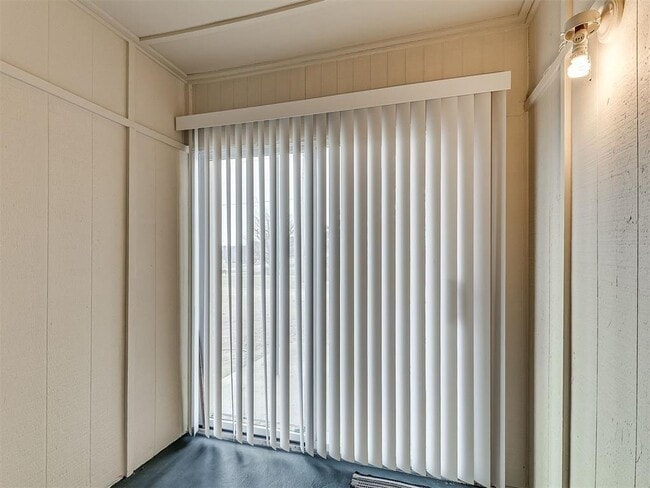 Building Photo - 1703 E Lindsey St