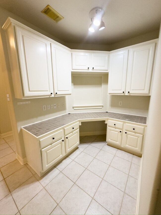 Building Photo - 1648 Lakeside Enclave Dr