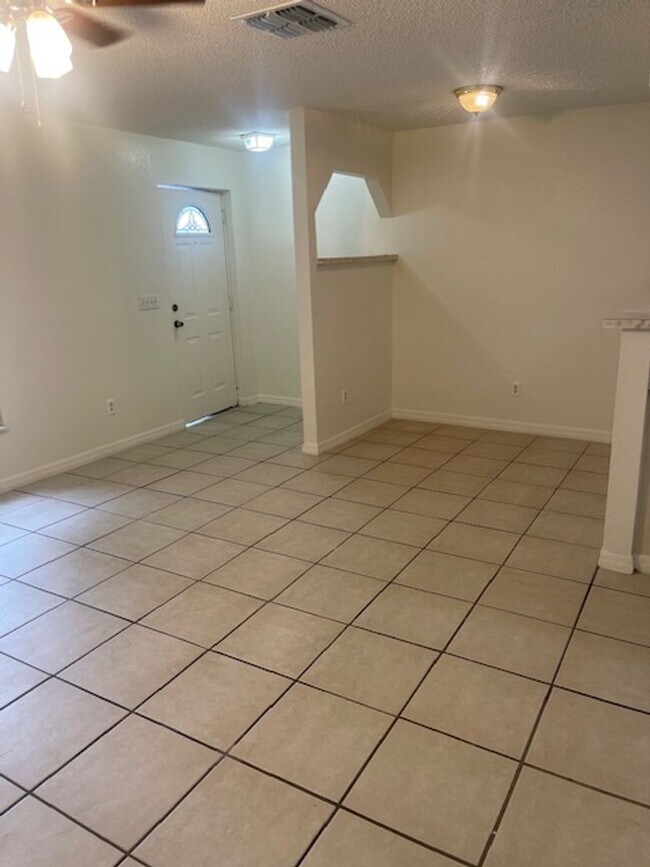 Building Photo - 1515 S Oleander Ave