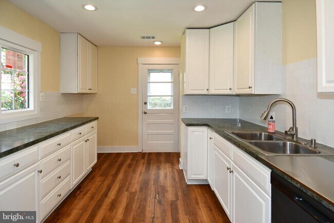 Building Photo - 5523 Halwis St