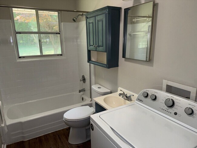Building Photo - Cozy 3 Bedroom Home!!