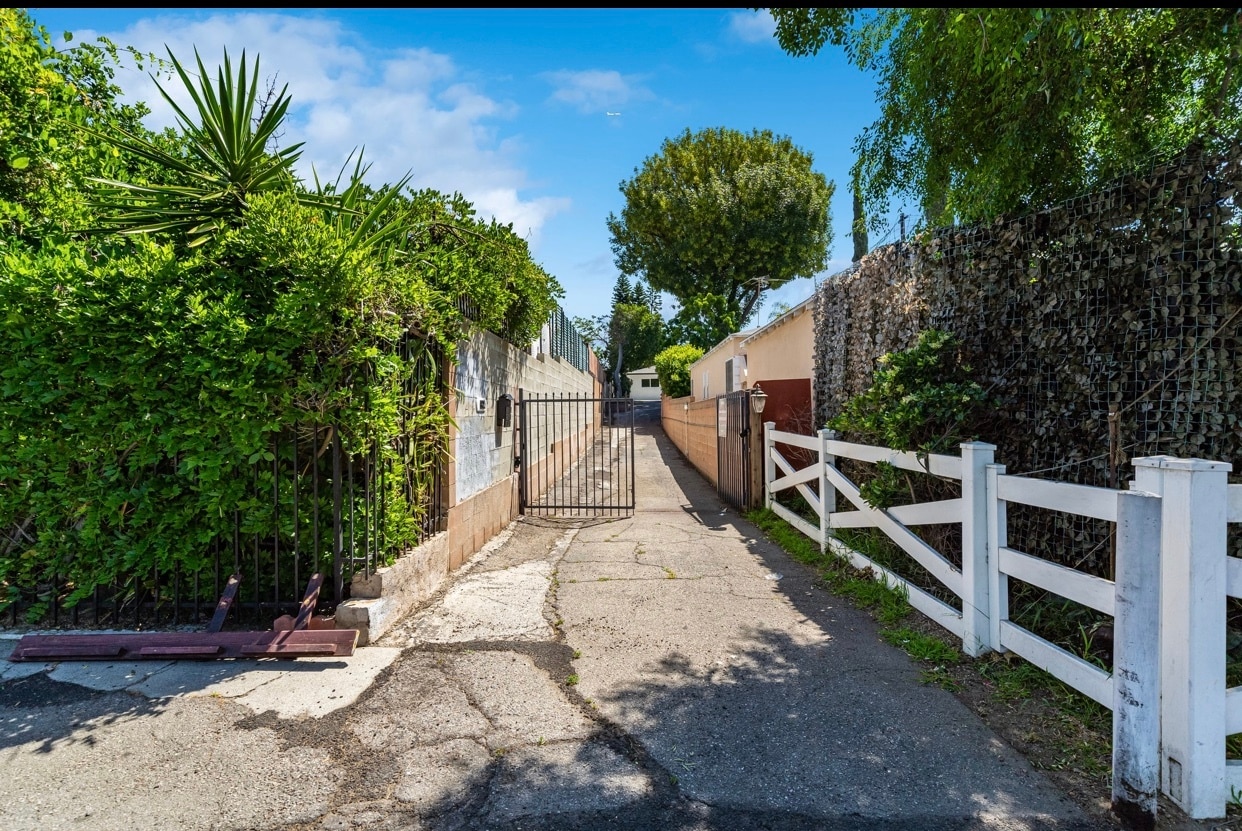 Main entry - 6822 Ethel Ave