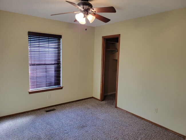 Large 2nd and 3rd bedrooms with walkin closets - 921 Blue Ridge Dr