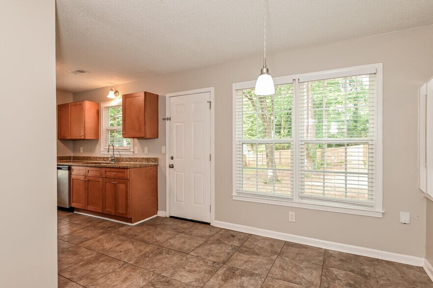 Building Photo - 2128 Summertown Dr