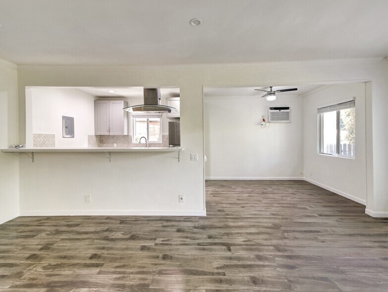 Building Photo - 1040 N Sierra Bonita Ave