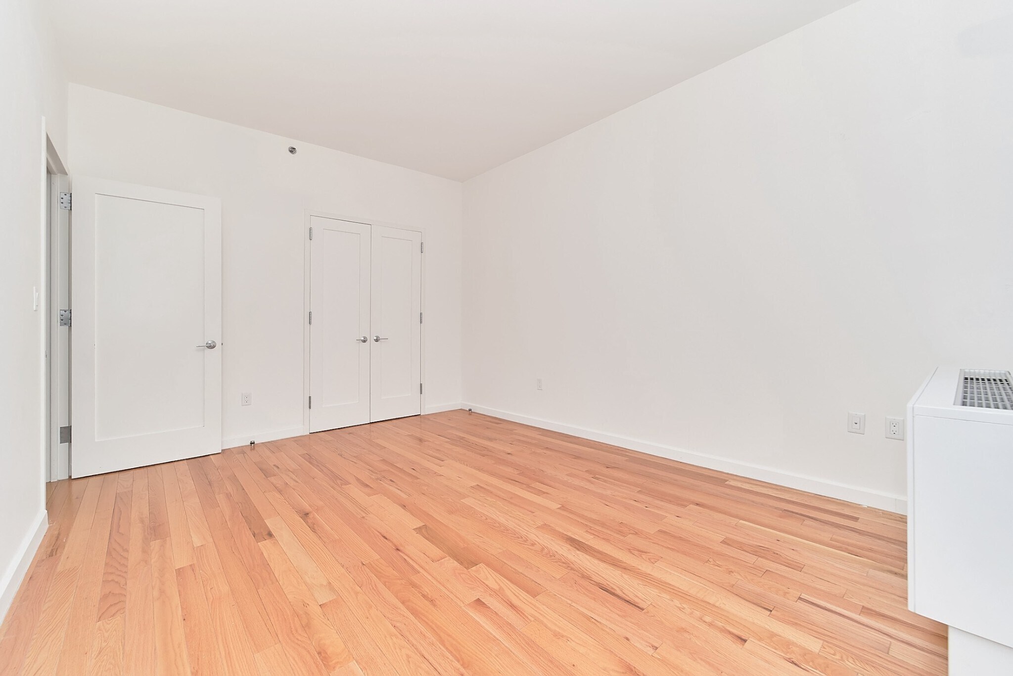 Building Photo - Spacious One Bedroom with Two Balconies