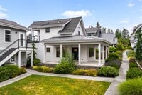 Building Photo - Modern Sammamish Cottage – Light-Filled Living in a Prime Plateau Location