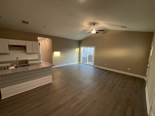 Building Photo - 9208/10 E Wassall
