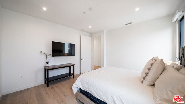 Building Photo - 2435 Penmar Ave