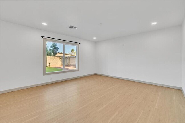 Building Photo - Completely Remodeled 6 bedroom/4 bath Home with New Pool