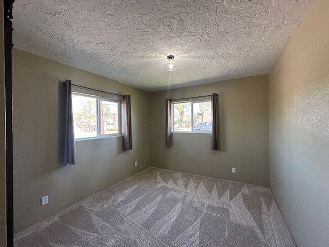 Building Photo - Newly Remodeled 3 Bedroom / 2 Bathroom in NE Madras