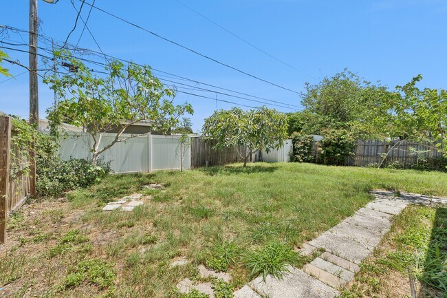 Building Photo - 10543-10117 117 Dr N