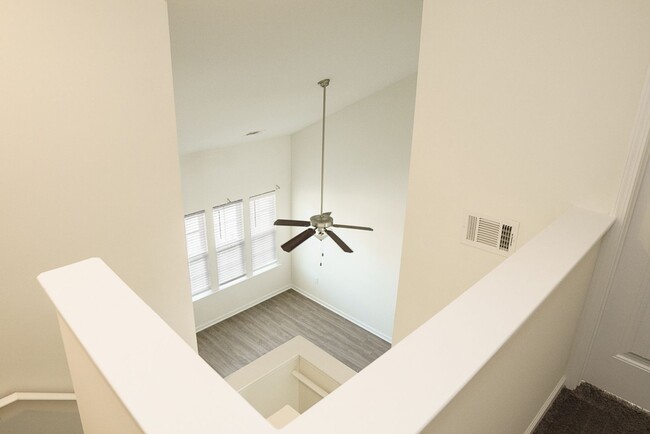 Building Photo - Three Bedroom Townhome