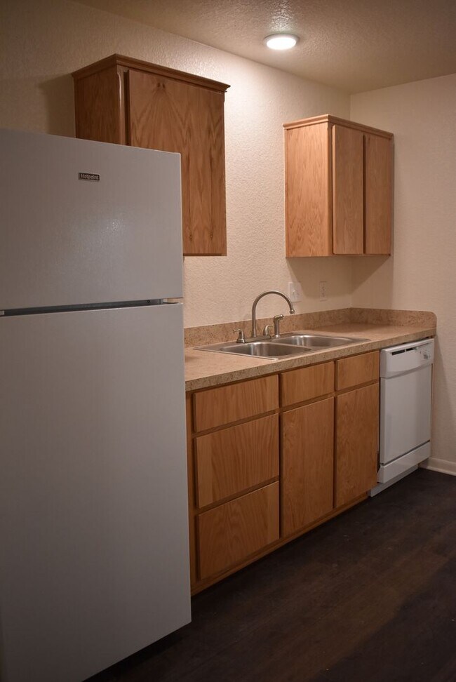 Building Photo - 504 S Juanita Dr