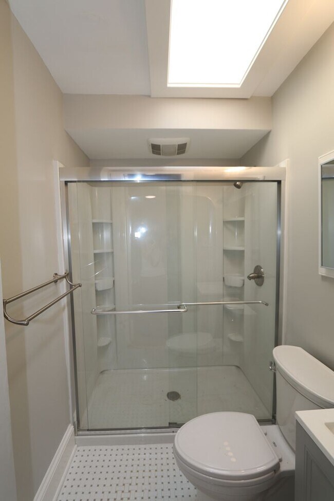 Building Photo - MAIN2220