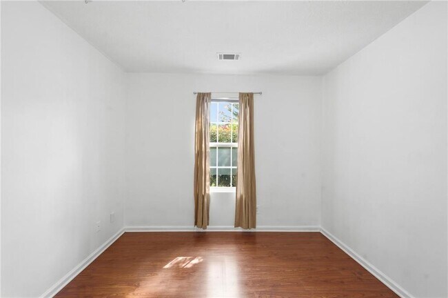 Building Photo - 575 Chandon Way
