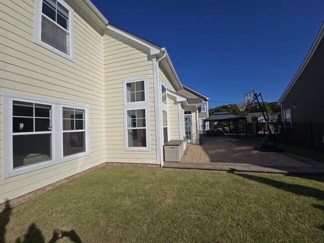 Building Photo - 1129 Flower St