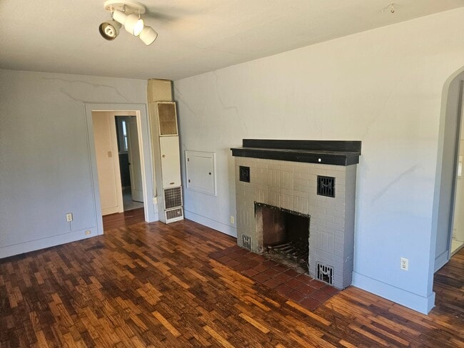 Building Photo - 876 1/2-1470 1/2 Lawrence St