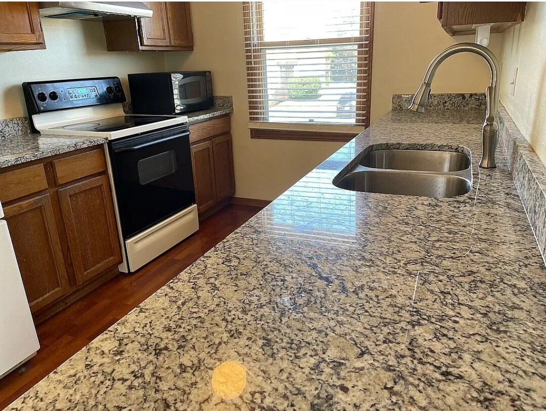 Building Photo - 541 Westwinds Dr