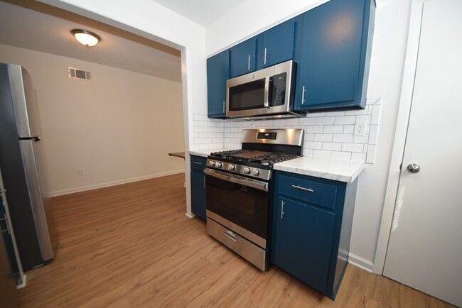 Building Photo - GORGEOUS UPDATES in this 2 bed, 1 bath dup...