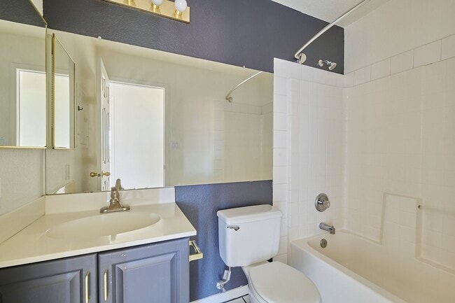 Building Photo - 2 Bed / 2 Bath Condo with Garage in Centra...