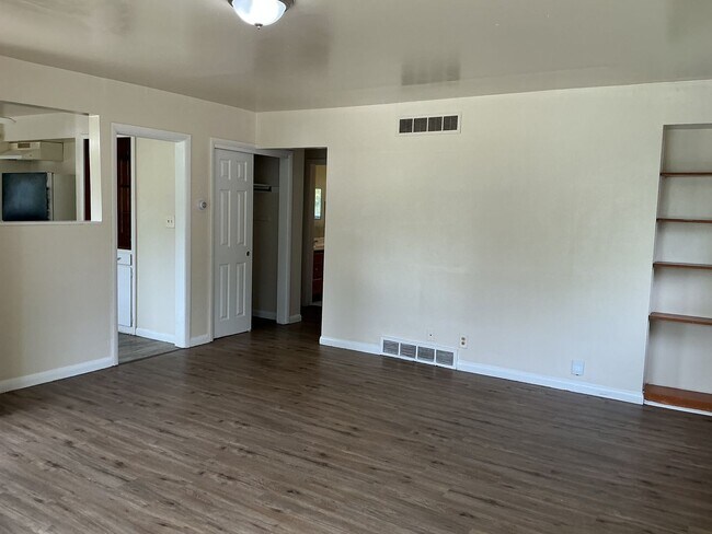 Building Photo - 2 Bedroom ranch style Single Family Home