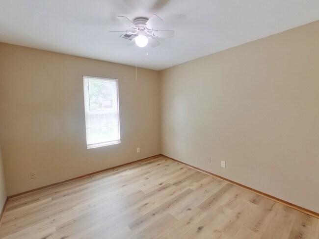 Building Photo - 609 S Mt Carmel St